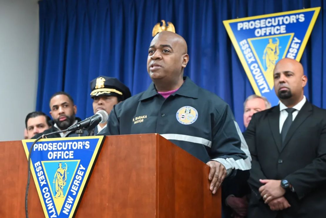 El alcalde de Newark, Nueva Jersey, Ras Baraka, pronuncia unas palabras en una rueda de prensa este sábado.