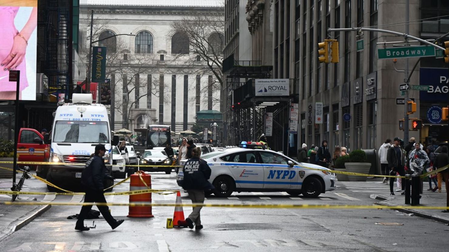 Miembros de la Unidad de Escena del Crimen del Departamento de Policía de Nueva York marcan evidencia en el lugar donde un hombre fue incendiado en pleno Times Square, en Broadway y la calle 41 Oeste, en Midtown Manhattan, Nueva York, el domingo.