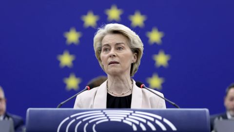 La presidenta de la Comisión Europea, Ursula von der Leyen, habla en el Parlamento Europeo en Estrasburgo, Francia, el 1 de abril de 2025.