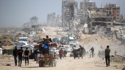 Palestinos viajan en vehículos entre el norte y el sur de Gaza, por la carretera costera Rashid, al oeste de la ciudad de Gaza, el miércoles.