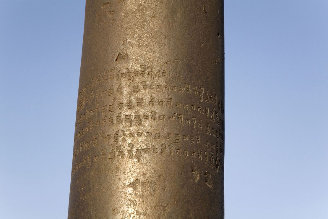 A closeup of the inscription on the Iron Pillar.