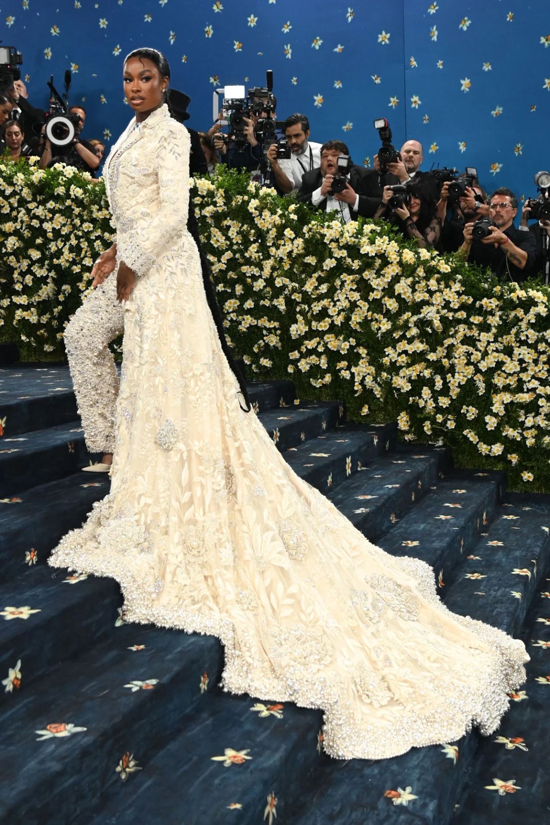 FOTOS | Met Gala 2025: los mejores looks de la noche del dandismo negro Rehmat Boutique El atuendo personalizado de Coco Jones de Manish Malhotra es un híbrido regio de estructura y movimiento, con su blazer bordado con aplicaciones florales que desciende en una cola que barre el suelo.