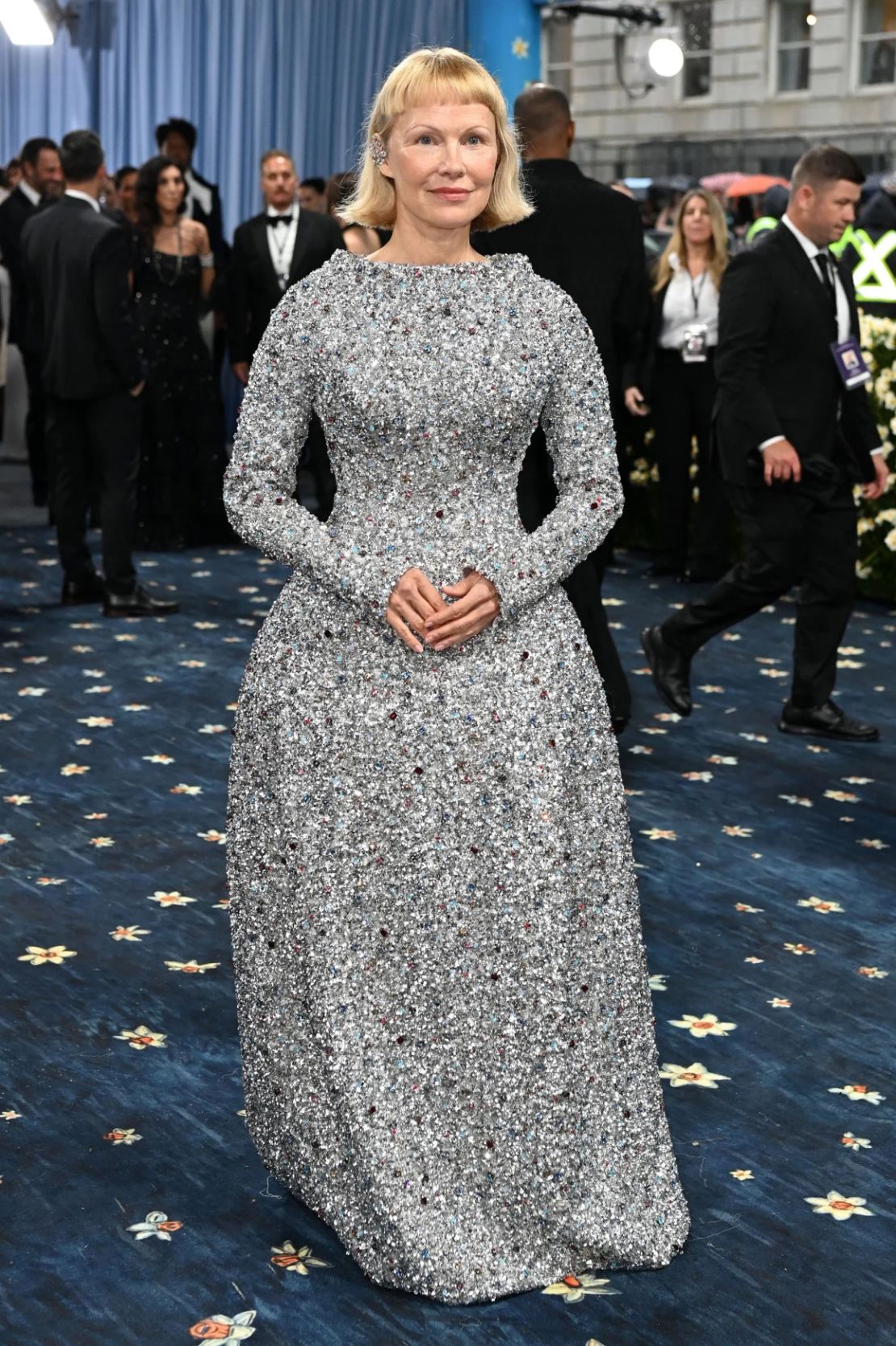 FOTOS | Met Gala 2025: los mejores looks de la noche del dandismo negro Rehmat Boutique Pamela Anderson, luciendo un nuevo corte bob, llegó con un vestido plateado de lentejuelas de manga larga y hasta el suelo de Tory Burch.