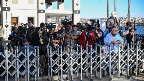 de los medios de comunicación se reunieron frente a la Oficina Presidencial en Estambul el jueves.