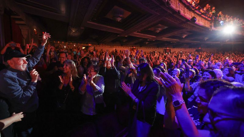 Neil Diamond surprises theatergoers with 'Sweet Caroline' performance | CNN