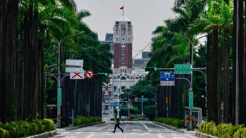За тридесет минути под наказващото обедно слънце столицата на Тайван