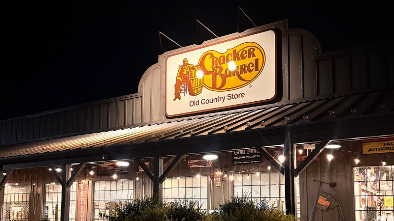 Cracker Barrel казва, че „би могло да свърши по -добра работа“ с противоречиво ново лого, което е засилило запасите си 