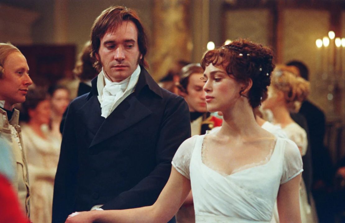 El Sr. Darcy y Elizabeth bromean mientras bailan en un baile.