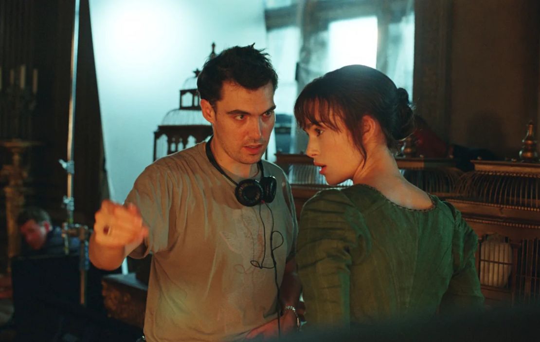 Joe Wright dirige a Keira Knightley en el set de "Pride & Prejudice".