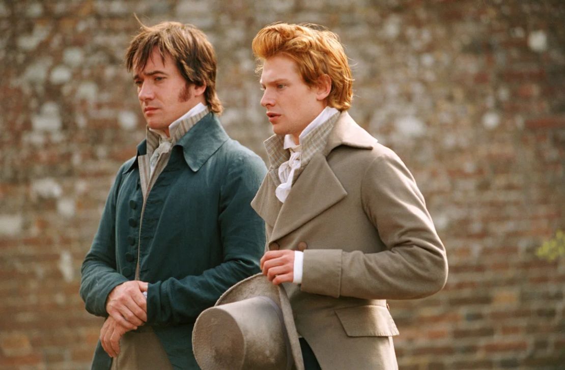 El Sr. Darcy y el Sr. Bingley (Simon Woods) están en camino de romper algunos corazones.