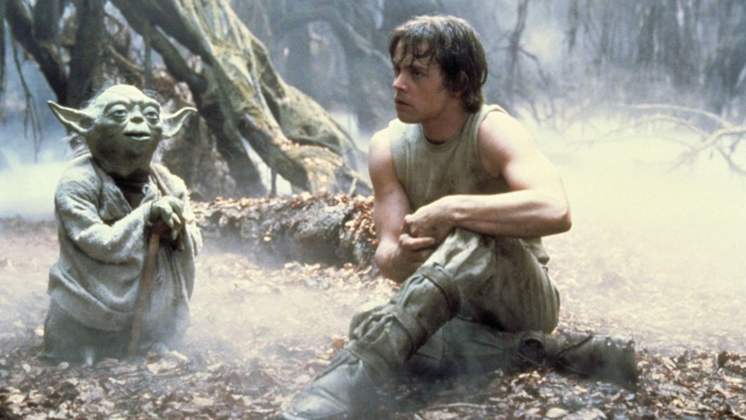 Yoda y Luke Skywalker (Mark Hamill) en "Star Wars Episodio V - El Imperio Contraataca" de 1980.