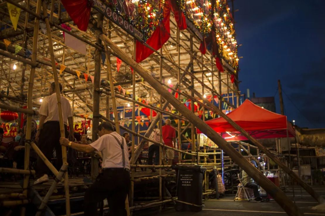 Asistentes entran a un teatro de bambú el 1 de agosto de 2018. La ópera cantonesa está reconocida por la UNESCO como patrimonio cultural inmaterial.