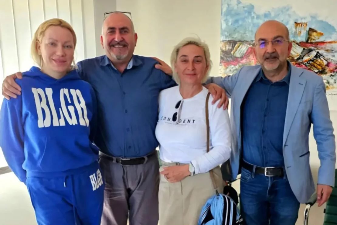 Los hermanos con algunos de sus clientes recientes.