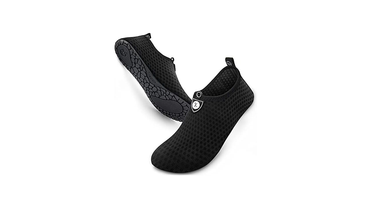 A photo of a pair of black Simari water shoes 