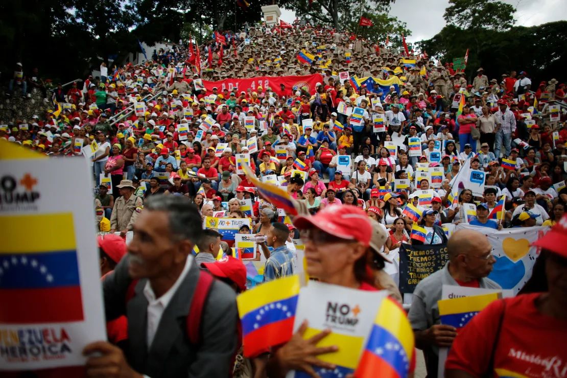 Simpatizantes del gobierno se reúnen para una manifestación en protesta contra las sanciones económicas impuestas por Estados Unidos durante el primer mandato del presidente Donald Trump, en Caracas, Venezuela, en 2019.