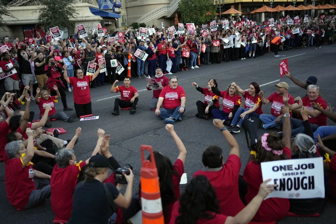 Los miembros del Sindicato de Trabajadores Culinarios que luchan por nuevos contratos sindicales se manifestaron en octubre de 2023 a lo largo del Strip de Las Vegas.