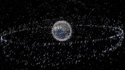 Esta imagen muestra objetos que orbitan la Tierra y que son más grandes de 4 pulgadas (10 centímetros) de diámetro.