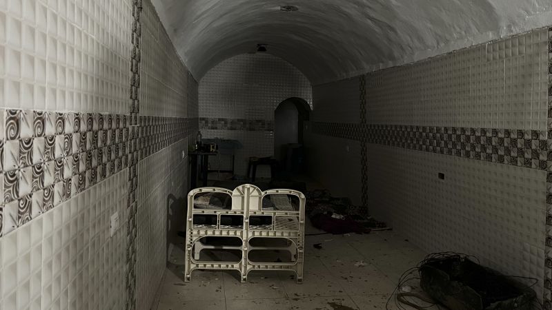 Решетъчна порта, мухлясала камера и мръсни чинии: Вътре в подземния комплекс, където според Израел са държани заложници