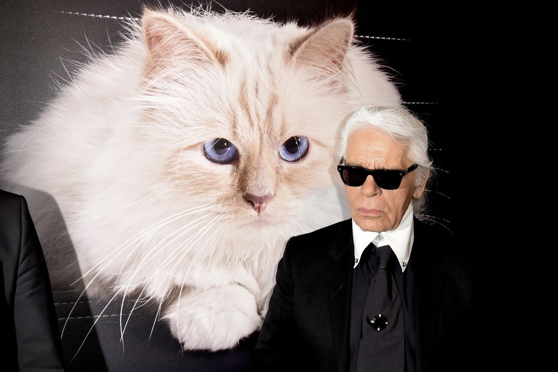 Karl Lagefeld em uma exibição de seu calendário de fotos 'Corsa Karl e Choupette' no Palazzo Italia em Berlim, Alemanha, 3 de fevereiro de 2015. Lagerfeld tirou fotos de sua gata Choupette para o calendário.