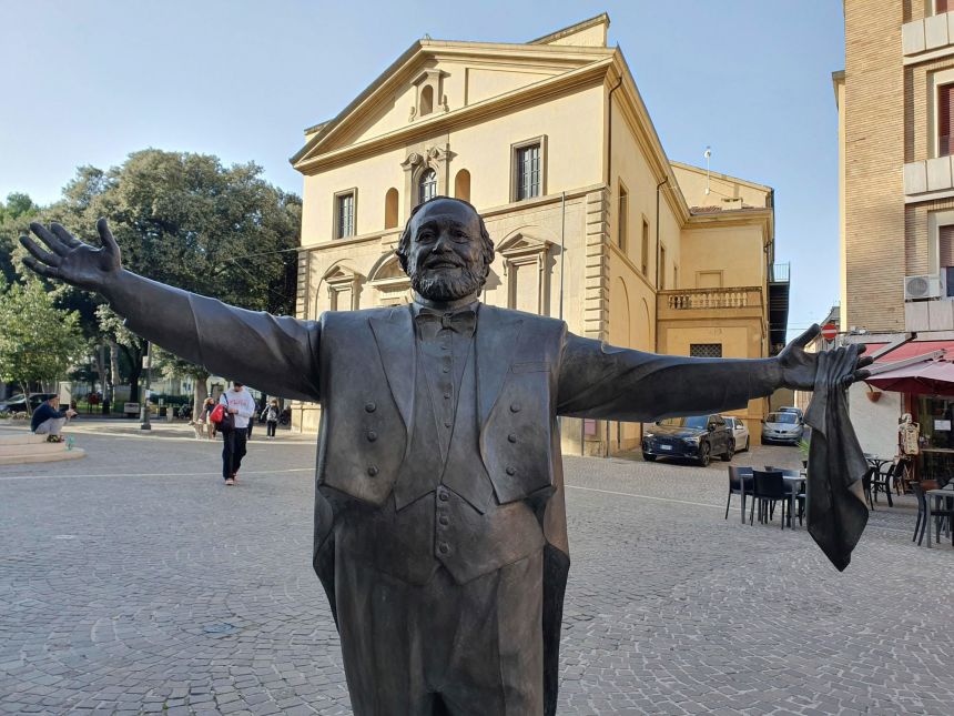 Pavarotti statue stuck in skating rink sparks outrage in Italy