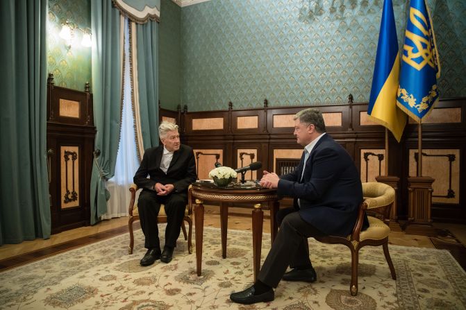 Lynch meets with Ukrainian President Petro Poroshenko to discuss psychological assistance for veterans of war in Ukraine in 2017.