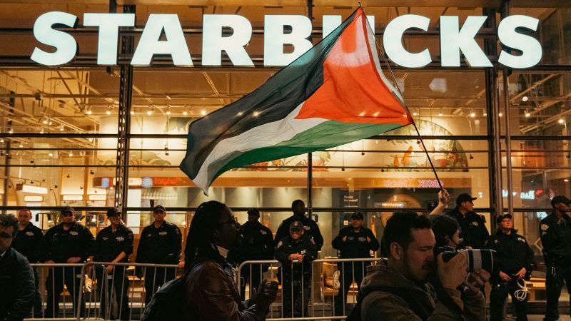 Главният изпълнителен директор на Starbucks иска хората да спрат да протестират срещу неговите магазини срещу израелската война в Газа