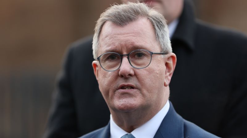 Лидерът на основната просъюзна партия в Северна Ирландия подава оставка след полицейски обвинения