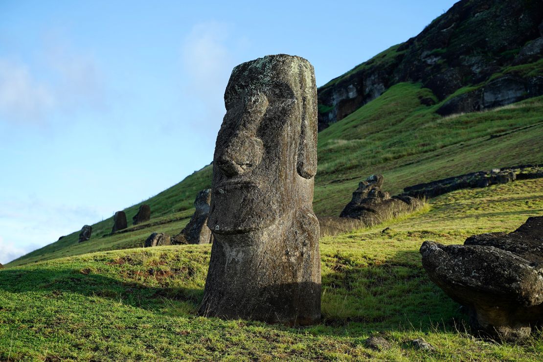 Localizada no sudeste do Oceano Pacífico, Rapa Nui é conhecida por suas centenas de moai esculpidos, ou esculturas gigantes de cabeças de pedra.