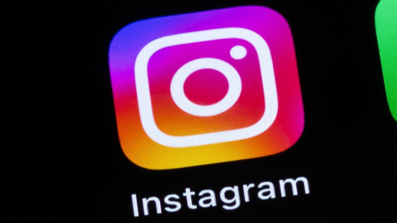 Някои плакати в Instagram получиха шокиращо известие от приложението в