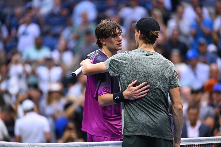 Jannik Sinner and Draper (in purple) at the end of their semifinal at the 2024 US Open.