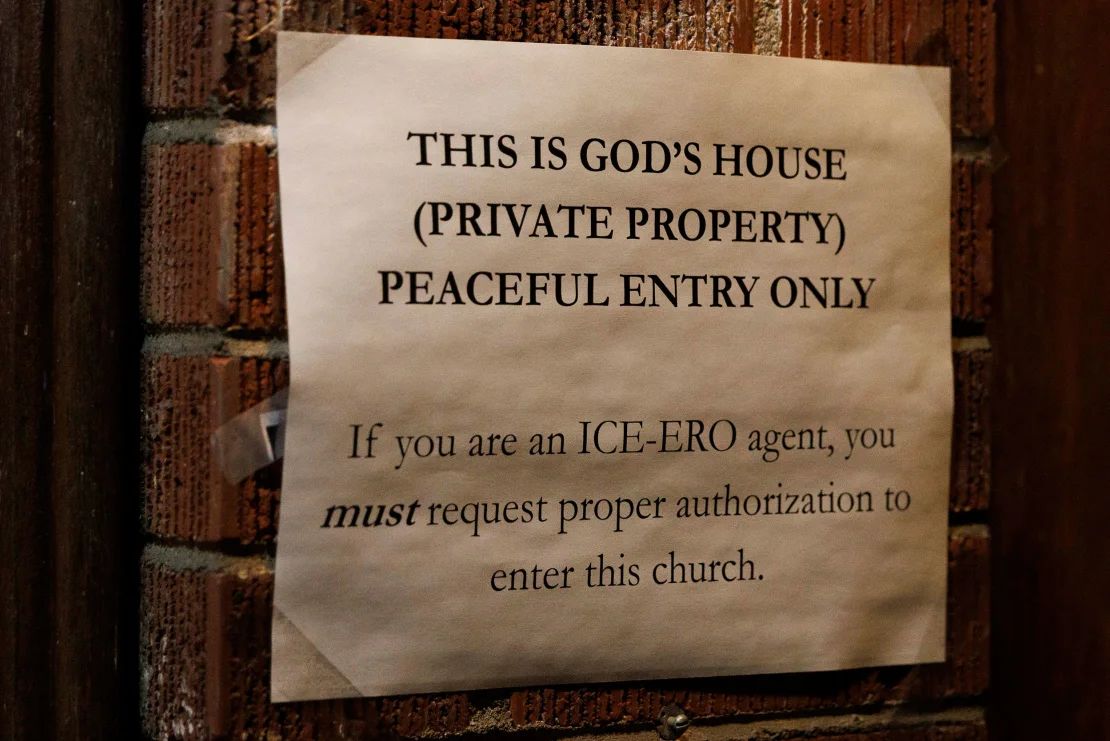 Carteles colocados afuera de la iglesia indican que ICE "debe solicitar autorización" para ingresar.