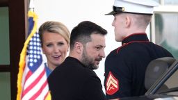 El presidente de Ucrania, Volodymyr Zelensky, sale del Ala Oeste después de cancelar su conferencia de prensa con el presidente de EE.UU. Donald Trump en la Casa Blanca el viernes.