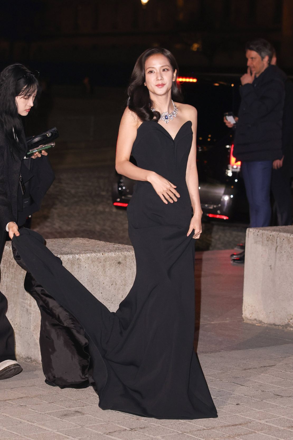 Earlier in the week, Jisoo wore a strapless black gown with a sweetheart neckline.