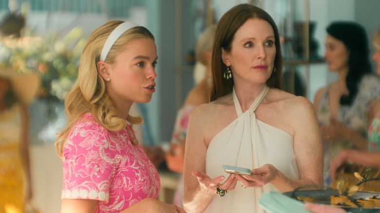 Sirens. (L to R) Milly Alcock as Simone, Julianne Moore as Michaela in episode 101 of Sirens. Cr. Courtesy of Netflix © 2025