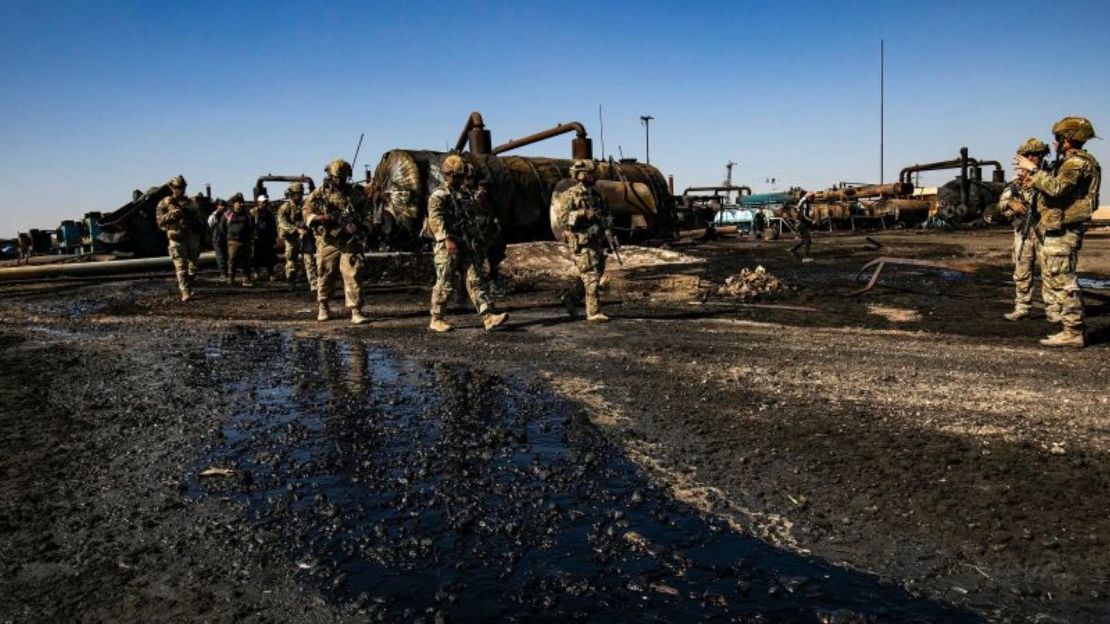 Soldados estadounidenses inspeccionan el lugar de un supuesto bombardeo turco días antes en una instalación de extracción de petróleo en las afueras de Rumaylan, en la provincia de Hasakeh, controlada por los kurdos, en el noreste de Siria, el 28 de octubre.