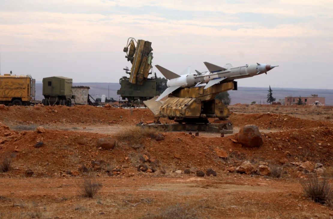 Una vista desde la Brigada 66 de Defensa Aérea de las fuerzas armadas del régimen y sus sistemas de defensa aérea y diversos municiones militares capturadas por grupos armados opositores al régimen de Bashar al-Assad, mientras toman el centro de la ciudad de Hama, Siria, el 5 de diciembre de 2024.