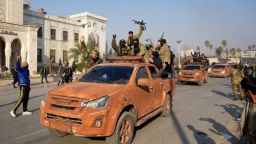 Combatientes sirios antigubernamentales celebran mientras ingresan a la ciudad de Hama, en el centro-oeste del país, capturada el viernes.