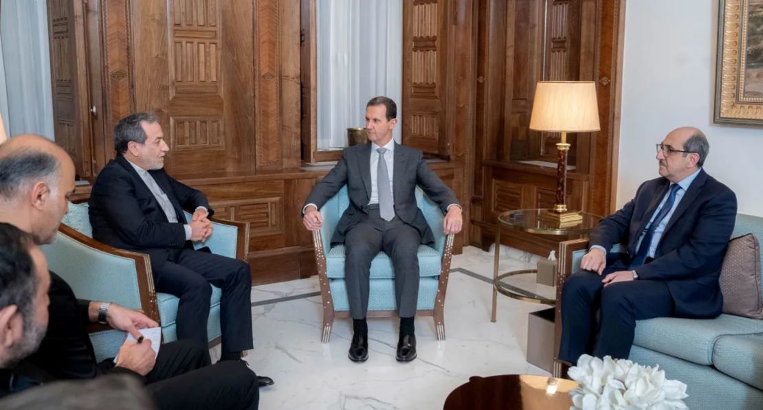 El presidente de Siria, Bashar al-Assad, se reúne con el ministro de Relaciones Exteriores de Irán, Abbas Araghchi, en Damasco, Siria, el 1 de diciembre.