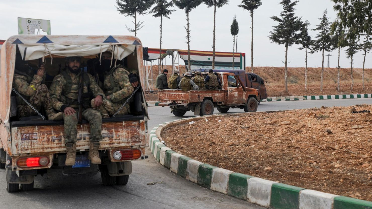 Combatientes rebeldes sentados en un vehículo en Homs, Siria, el 7 de diciembre de 2024.