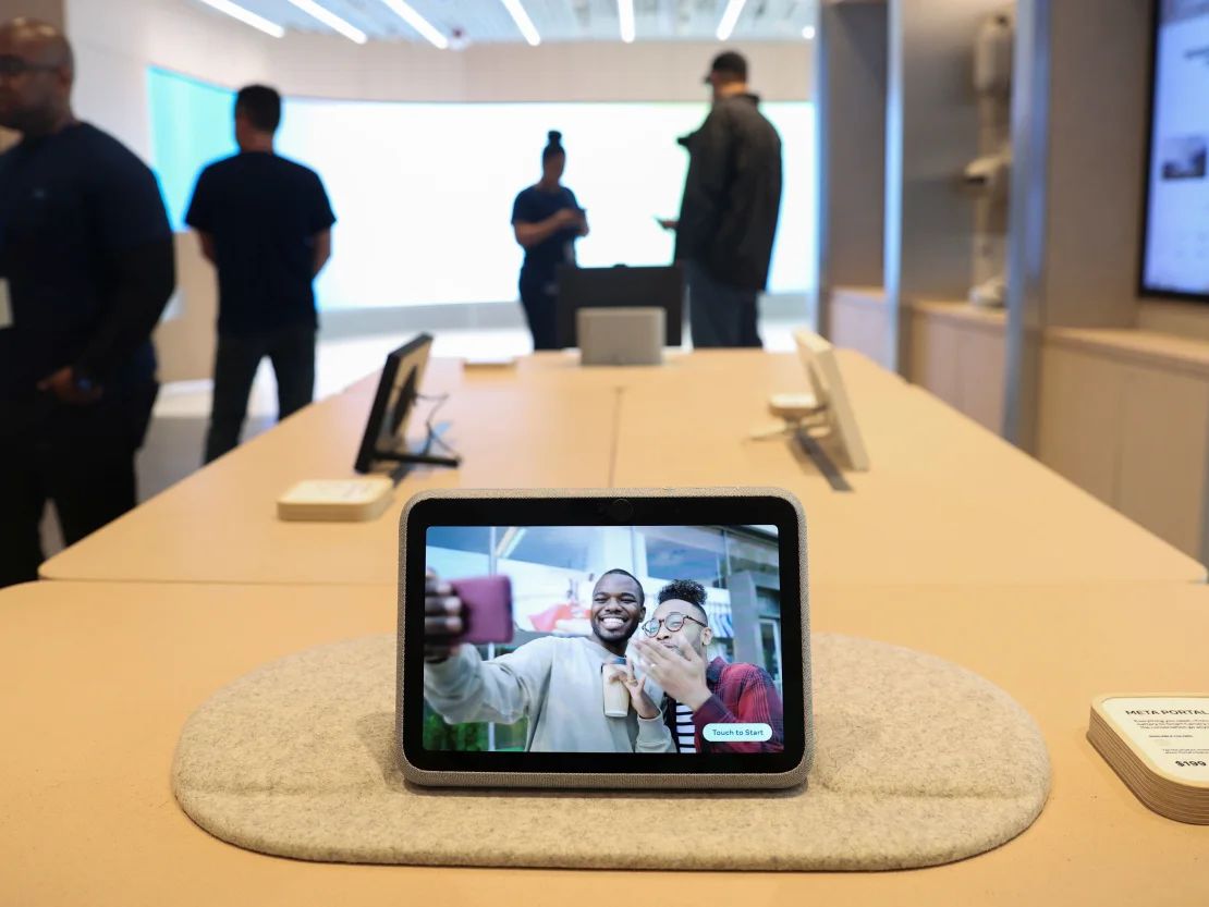 Un sistema Meta Portal Go se exhibe durante una vista previa en una tienda en Burlingame, California, el 4 de mayo de 2022.