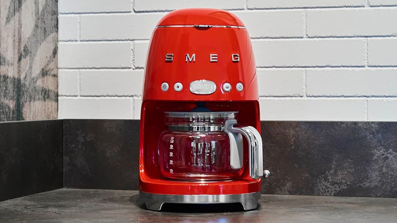 smeg red coffee machine product card cnnu.jpg