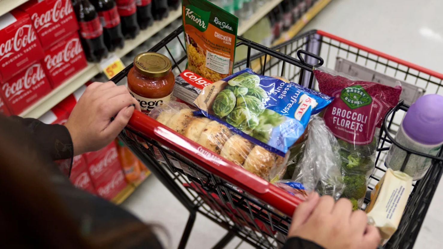 Un cliente, que depende de los beneficios de SNAP para pagar sus alimentos, compra alimentos en un supermercado en Bellflower, California, el 13 de febrero de 2023.