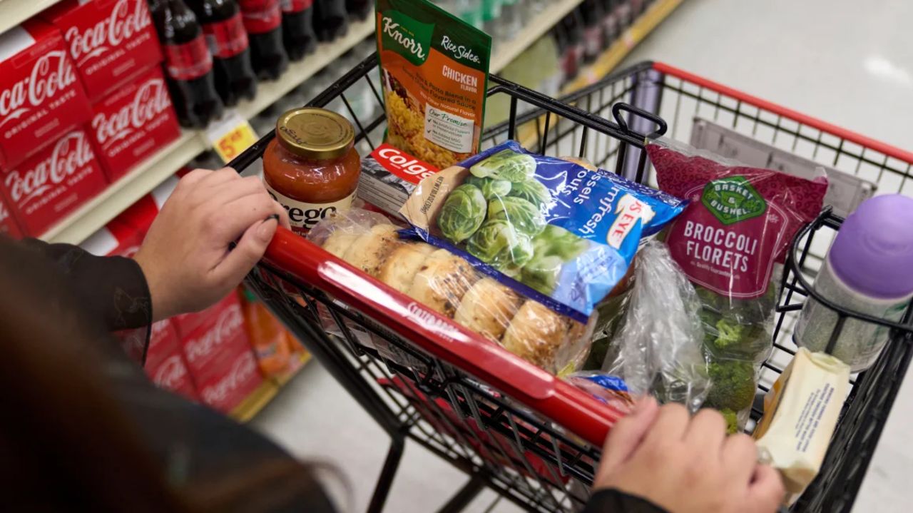Un cliente, que depende de los beneficios de SNAP para pagar sus alimentos, compra alimentos en un supermercado en Bellflower, California, el 13 de febrero de 2023.