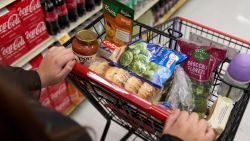 Un cliente, que depende de los beneficios de SNAP para pagar sus alimentos, compra alimentos en un supermercado en Bellflower, California, el 13 de febrero de 2023.