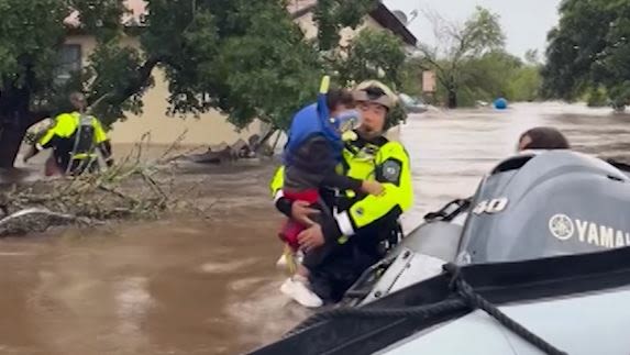 Inundaciones en Texas: Rescatan a niño y declaran estado de desastre en 59 condados
