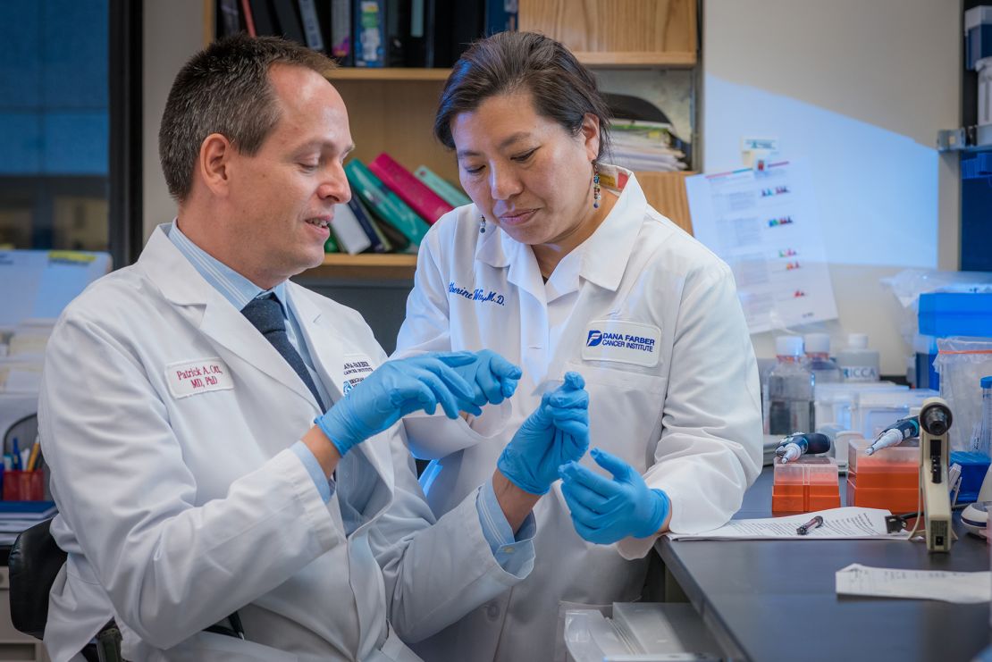 Tiến sĩ Catherine Wu và cộng tác viên thân cận của cô, Tiến sĩ Patrick Ott đã nghiên cứu một loại vắc-xin để điều trị khối u ác tính.