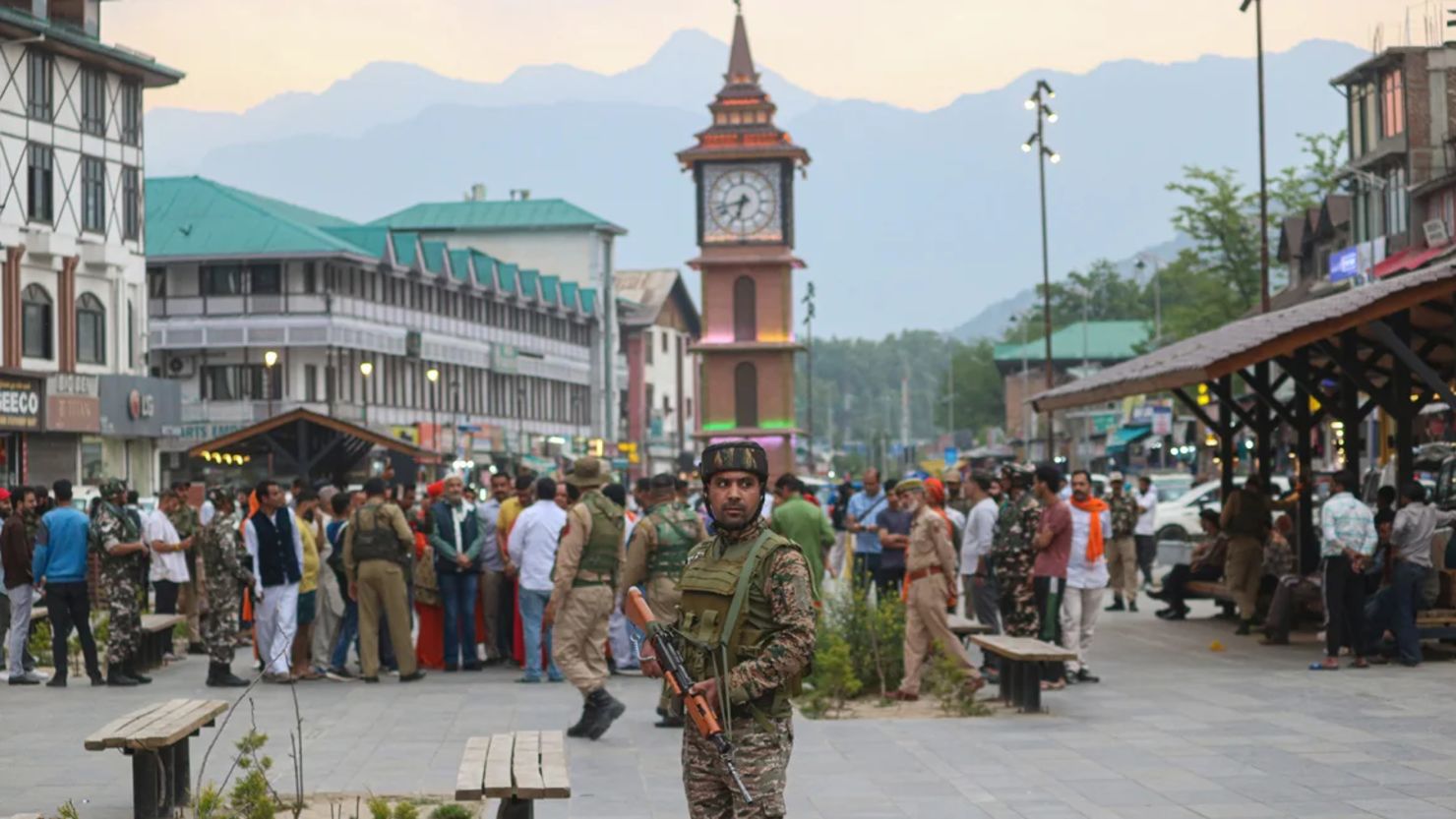Un soldado paramilitar indio hace guardia cerca de la Torre del Reloj (Ghanta Ghar) en Srinagar, Jammu y Cachemira, el 1 de mayo de 2025.
