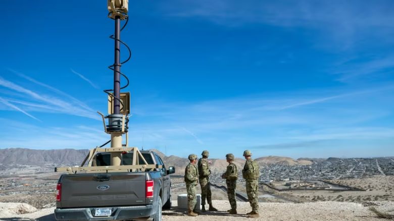 Soldados del Ejército miran el muro fronterizo junto a un vehículo de vigilancia en Sunland Park, Nuevo México, el 3 de febrero