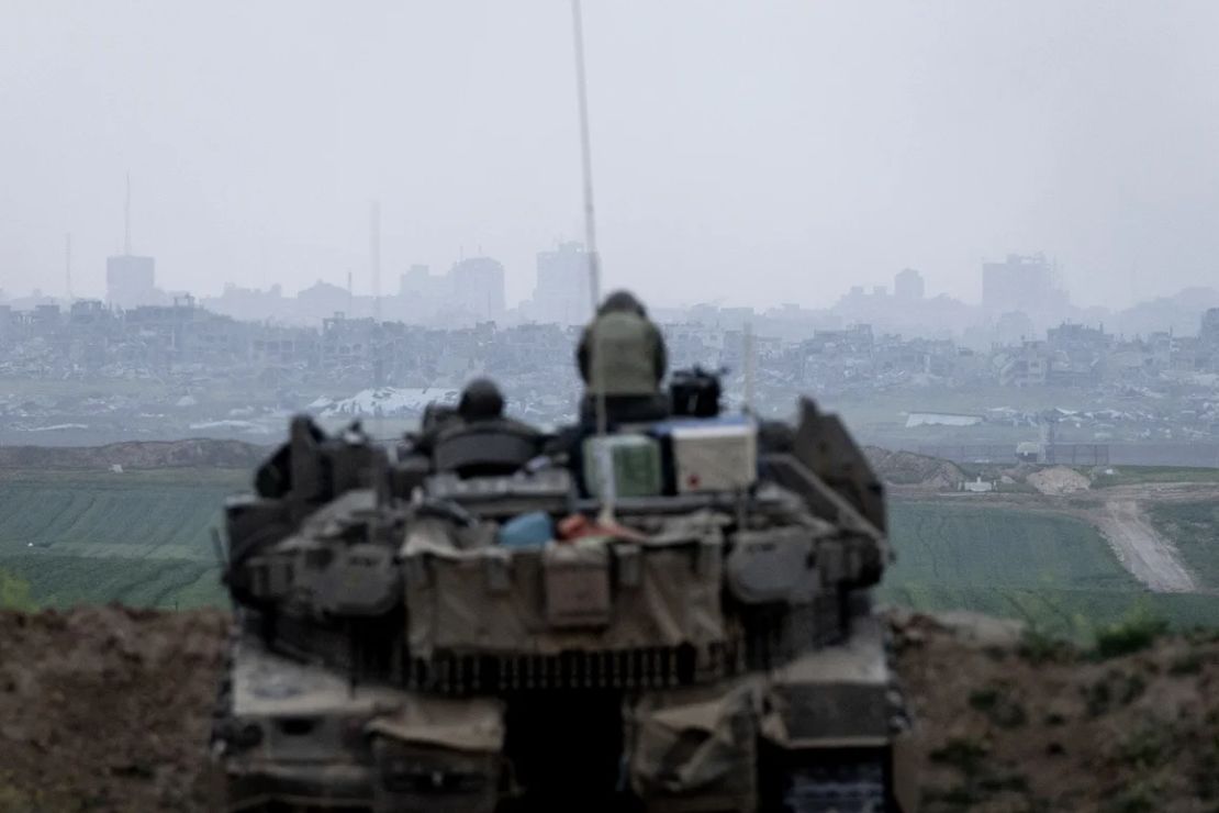 Soldados israelíes en un tanque en el sur de Israel miran hacia Gaza.