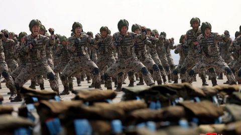 Soldados participan en una demostración durante el entrenamiento de las unidades de combate aéreo y anfibio del Ejército Popular de Corea, en esta imagen publicada el 16 de marzo de 2024 por la Agencia Central de Noticias de Corea.